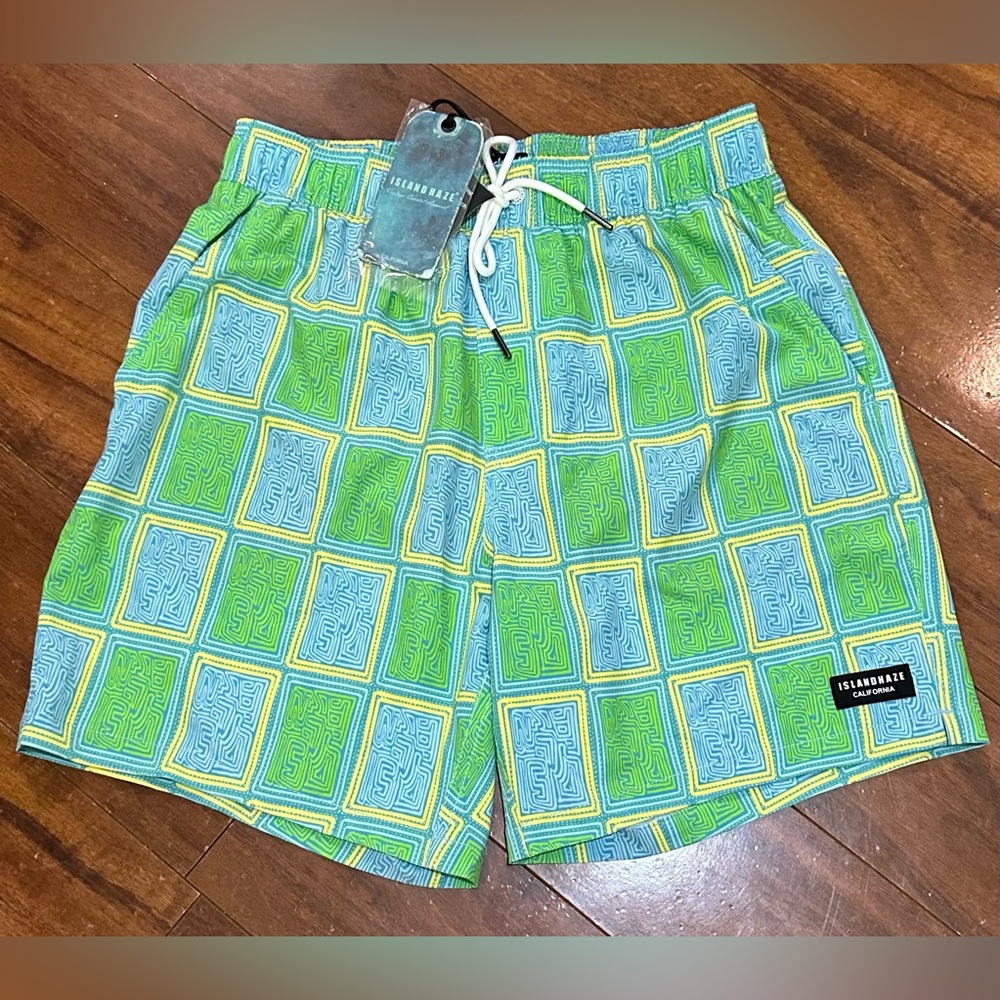 Men’s Island Haze swim trunks, has netting inside, new with tags, size medium.